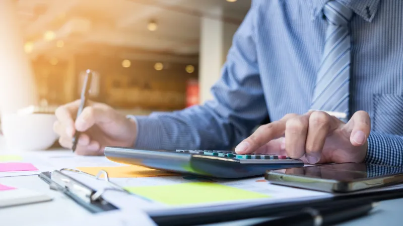 Estamos aquí para administrar con integridad, innovar con visión y construir un futuro brillante para todos.